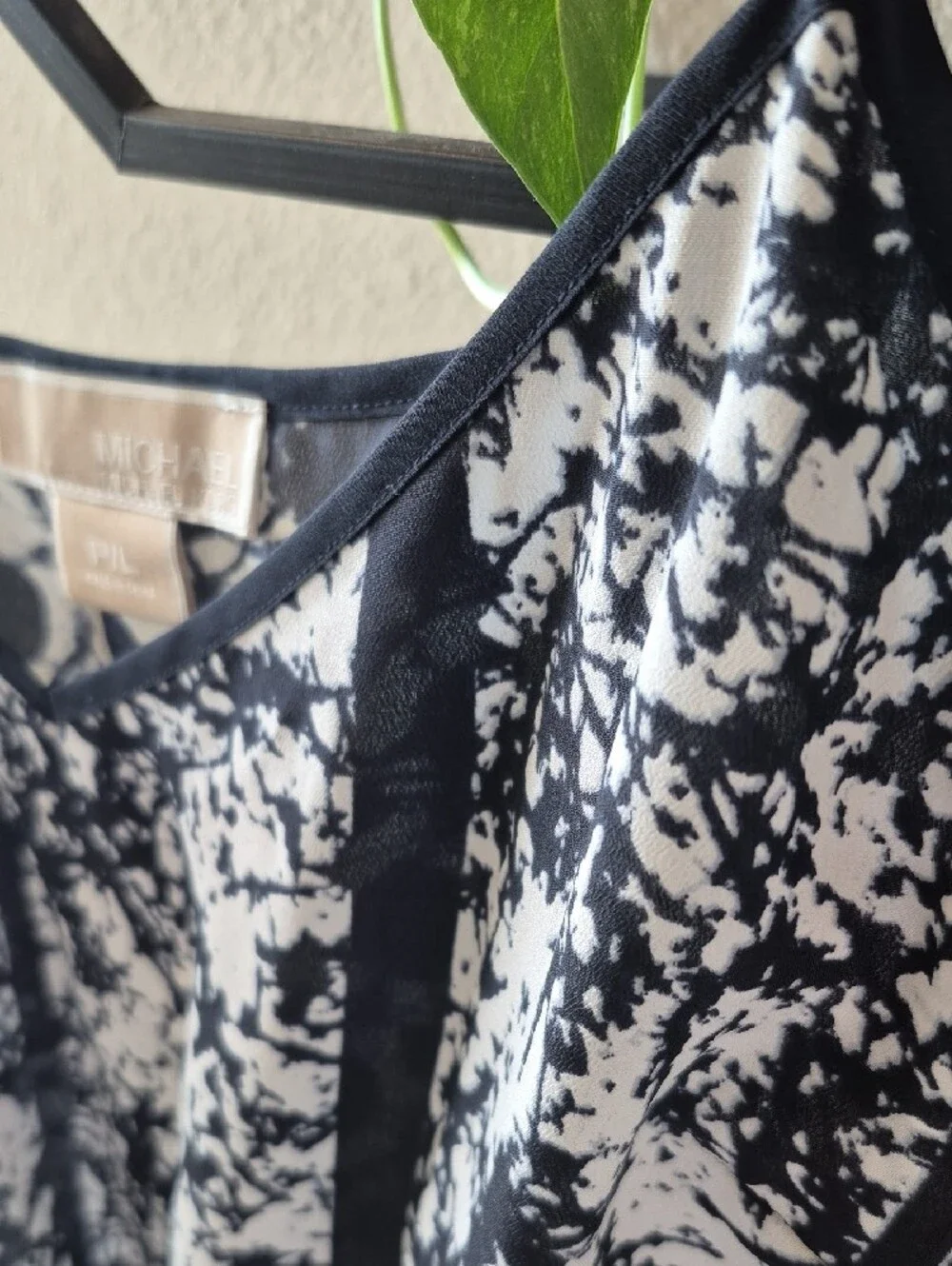 Michael Michael Kors Black & White Abstract Print Sleeveless Tie Waist Dress